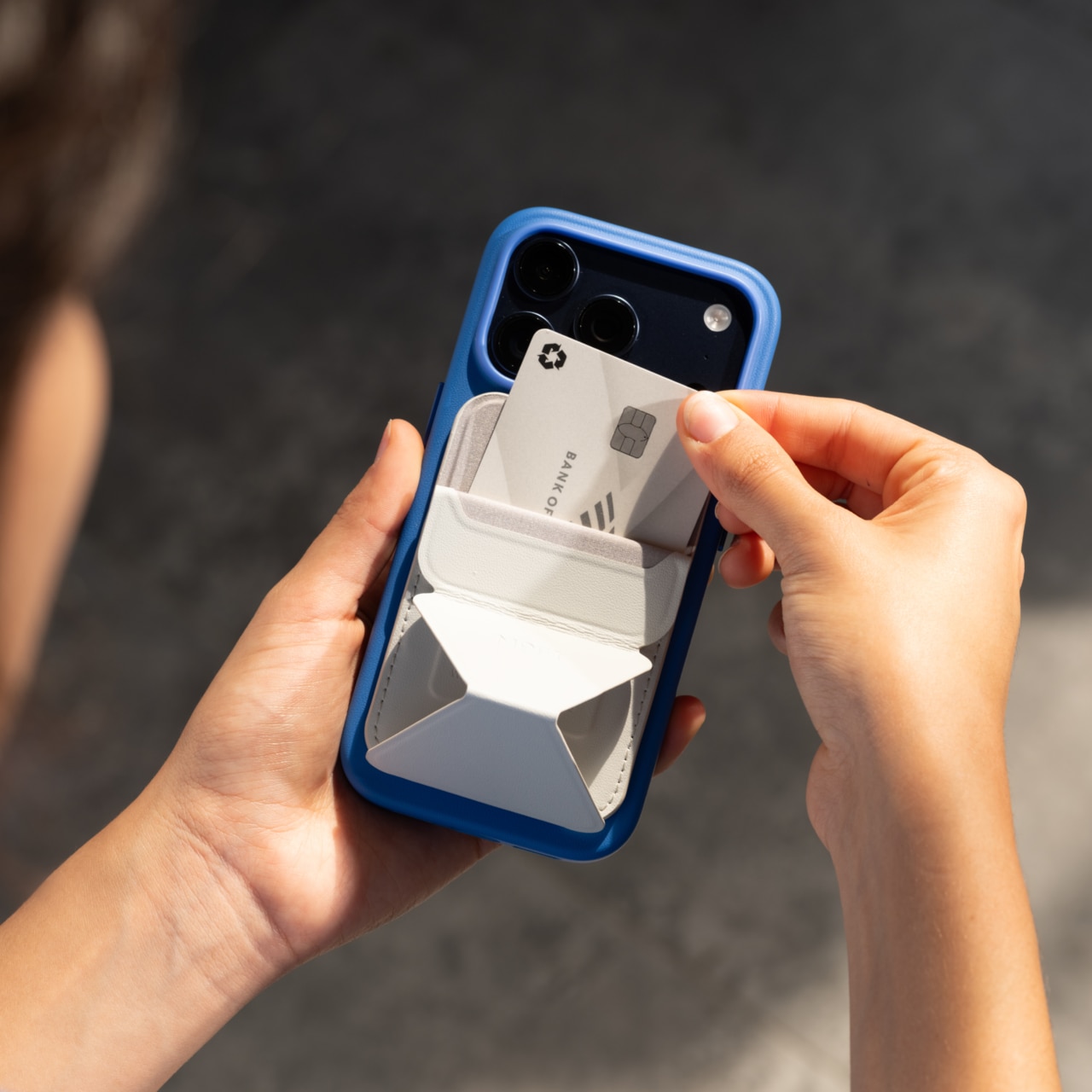 MOFT Trackable Snap-on Phone Stand & Wallet